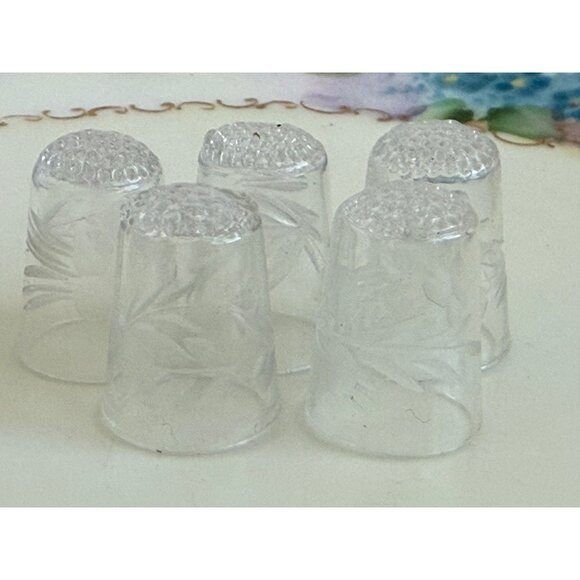 Vintage 40's lot Clear Etched Glass Thimbles Floral Leaves Berries - Picture 9 of 12